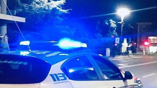 A Milano, la polizia arresta un egiziano di 43 anni dopo aver trovato droga, armi e cellulari rubati nella sua auto a San Siro. L'uomo è già noto alle forze dell'ordine per reati precedenti.