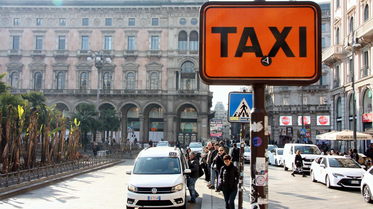 Taxi a Milano (Archivio)
