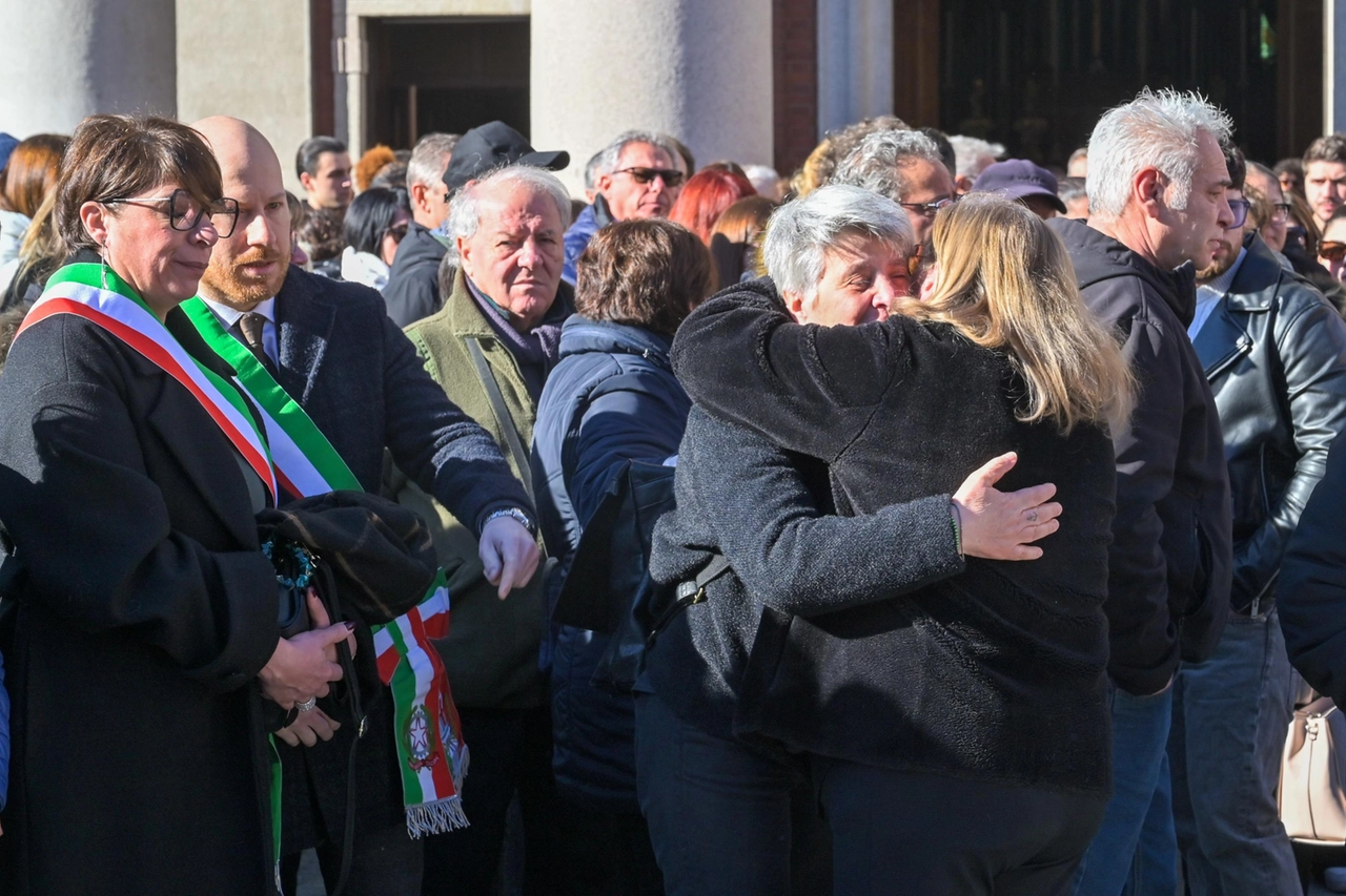 I parenti e gli amici ai funerali di Andrea Bossi, nella chiesa di San Gaudenzio a Fagnano Olona il 3 febbraio 2024