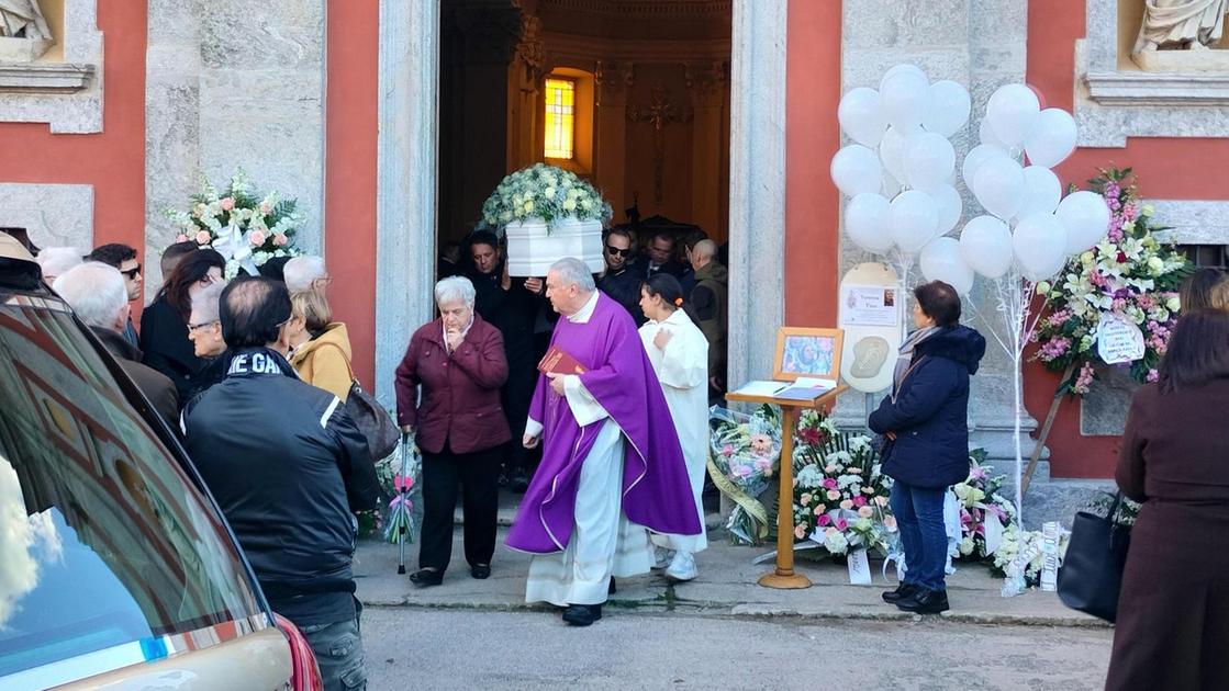 Palloncini in cielo per Vanessa: "Siamo sgomenti, senza parole"