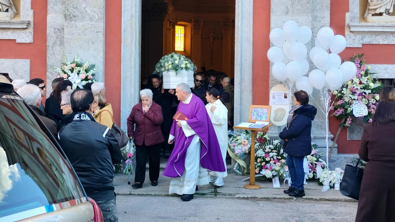 Tantissimi fiori, messaggi e fotografie con dediche per salutare Vanessa Fino