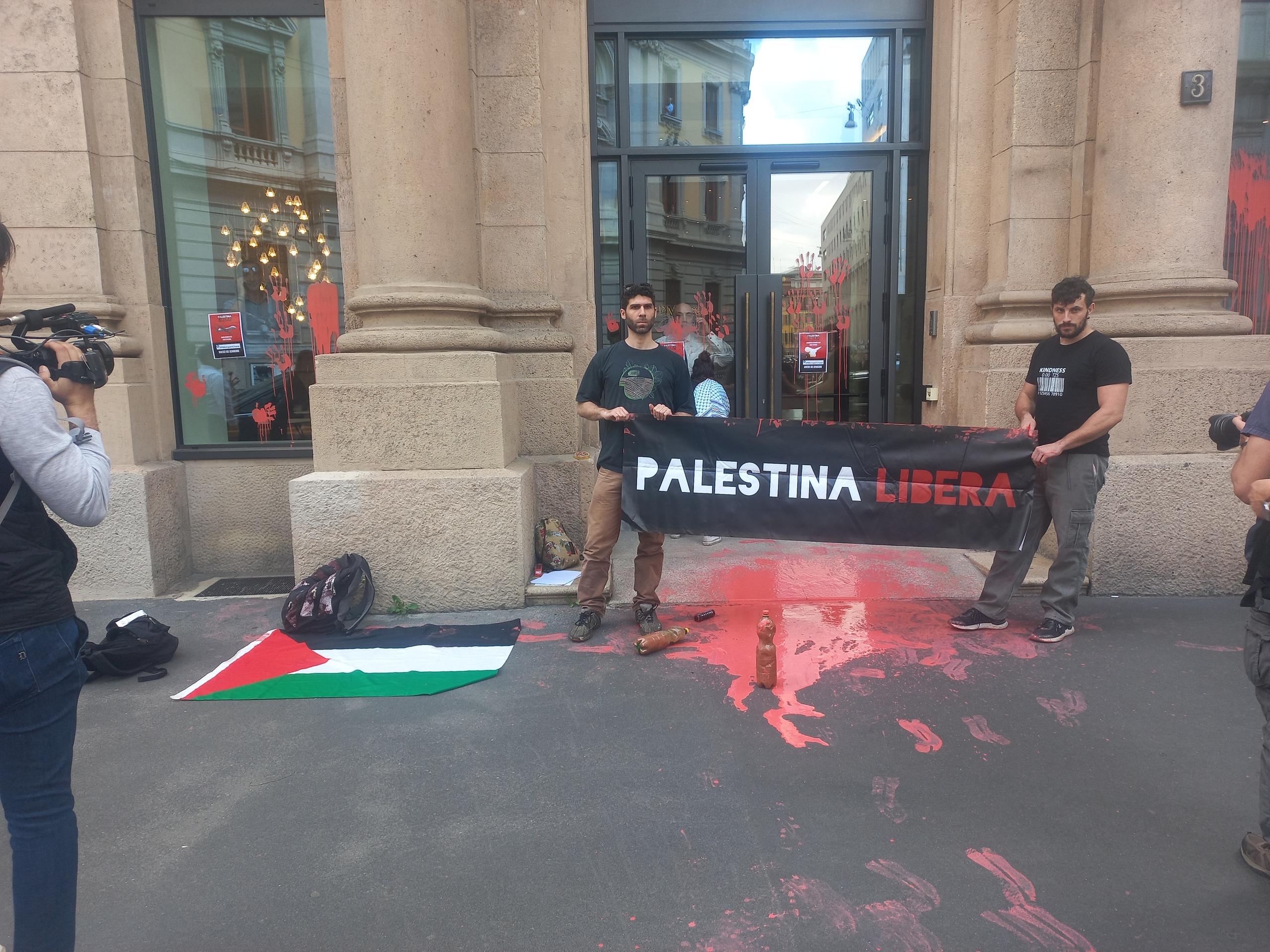 Blitz pro Palestina, vernice rossa sulle le vetrine della sede di J.P. Morgan