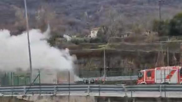 Mandello, brucia camion in una stazione di servizio della Statale 36: svincolo chiuso