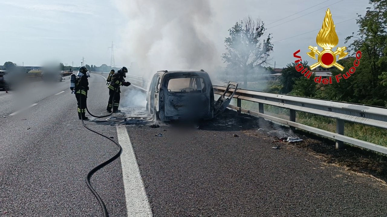 L'incendio dell'auto sull'A1 è stato estinto dai vigili del fuoco