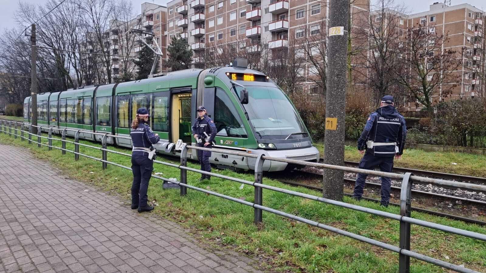 Muore investito dal tram: tragedia in via dei Missaglia a Milano