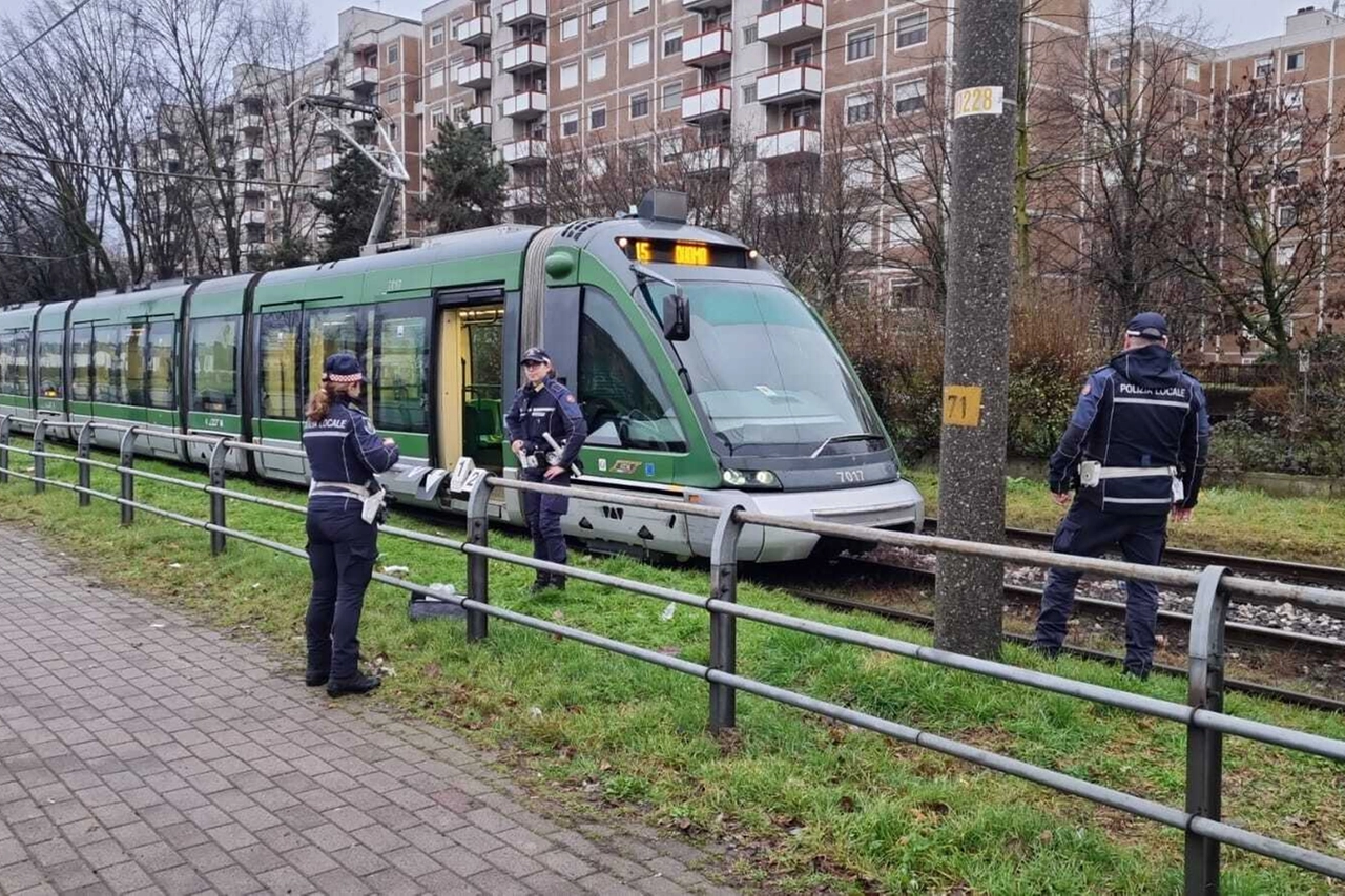 I rilievi della polizia locale in via dei Missaglia dove il tram ha investito e ucciso un uomo