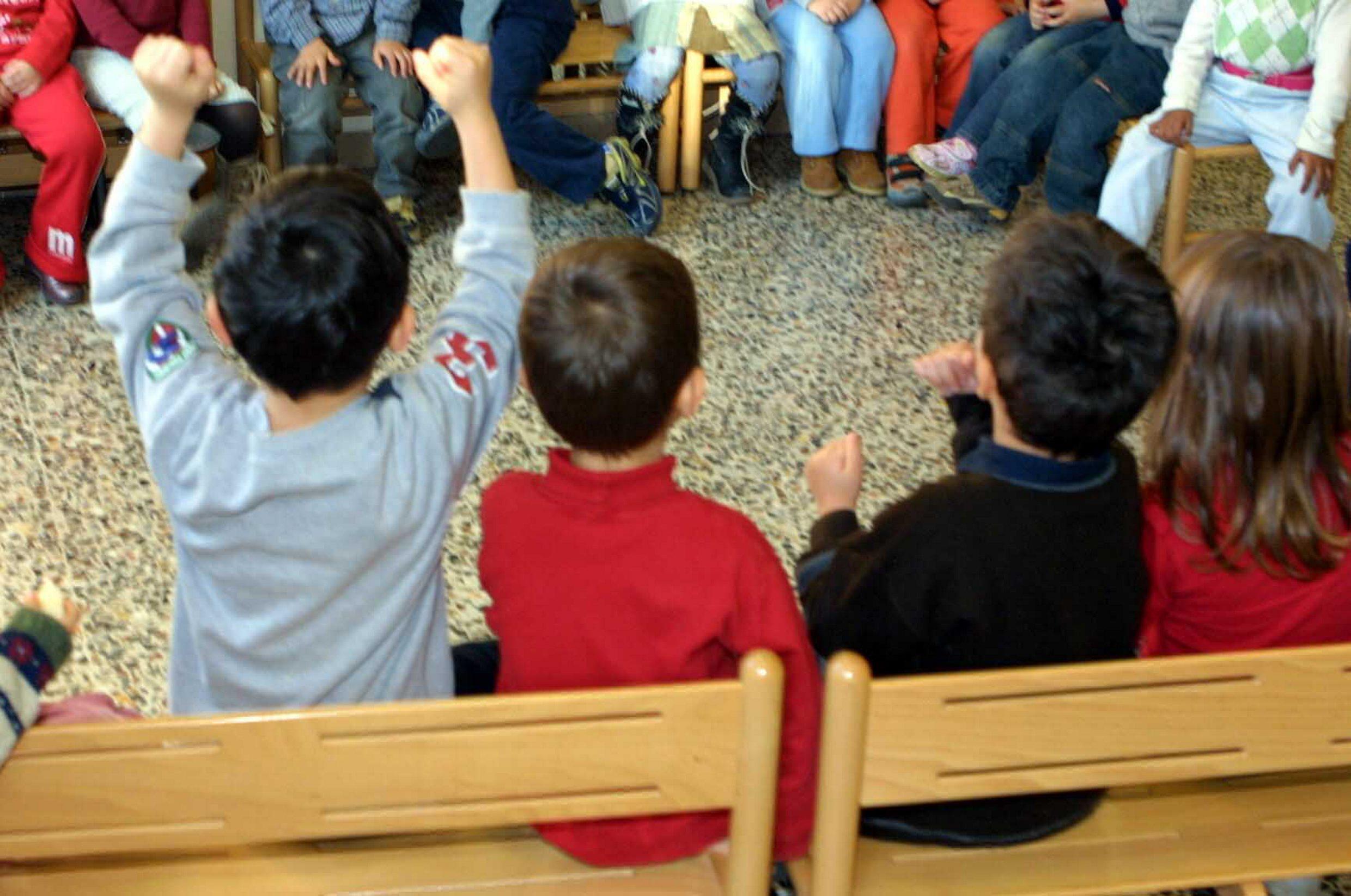 Maestro di religione condannato per violenza sessuale su 4 bimbe. Gli incredibili consigli dei genitori: “Fingiti depresso”