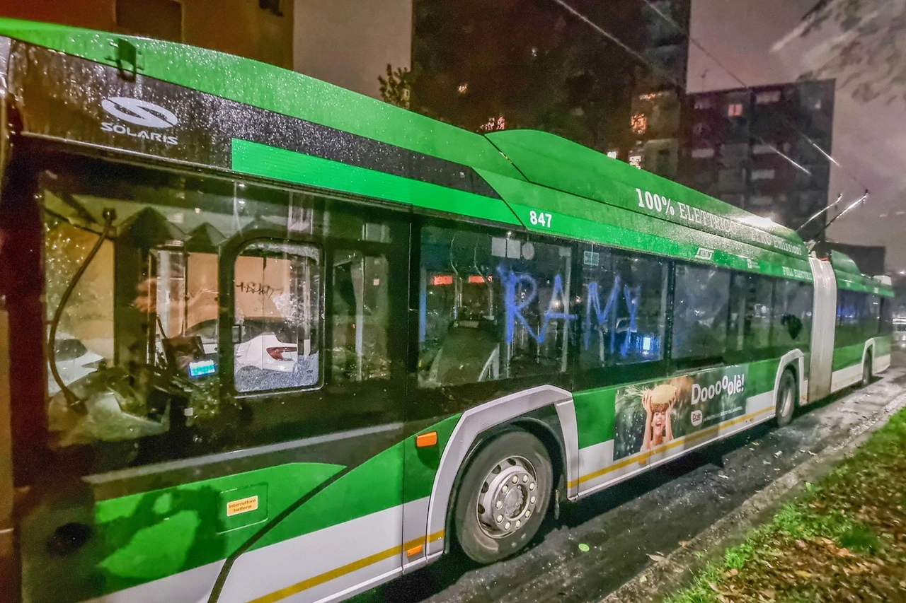 Il filobus della linea 93 dato alle fiamme