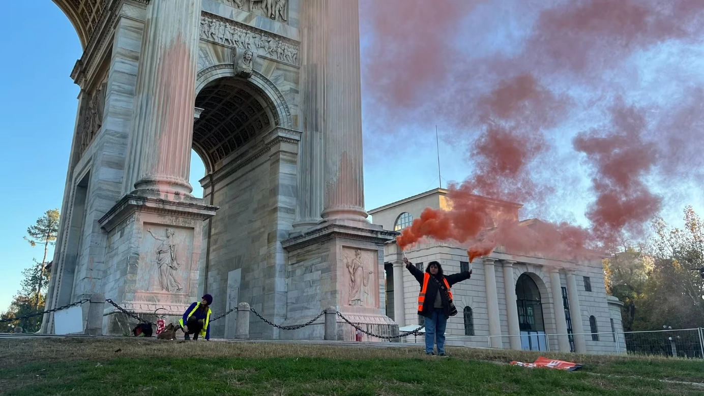 La manifestazione in cui gli attivisti di Ultima Generazione hanno imbrattato l'Arco della Pace a Milano