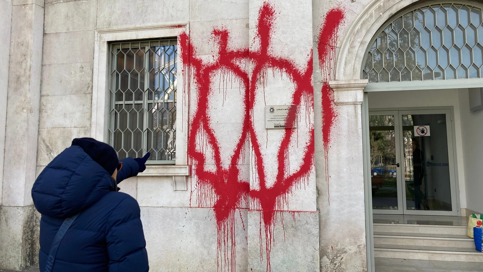 Imbrattato Palazzo Frizzoni a Bergamo