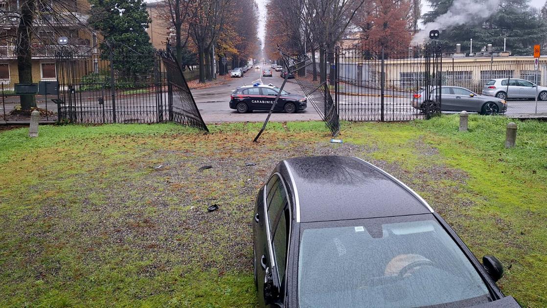 Codogno, Mercedes sfonda l’antico cancello di palazzo Soave: a bordo anche un bimbo di due anni