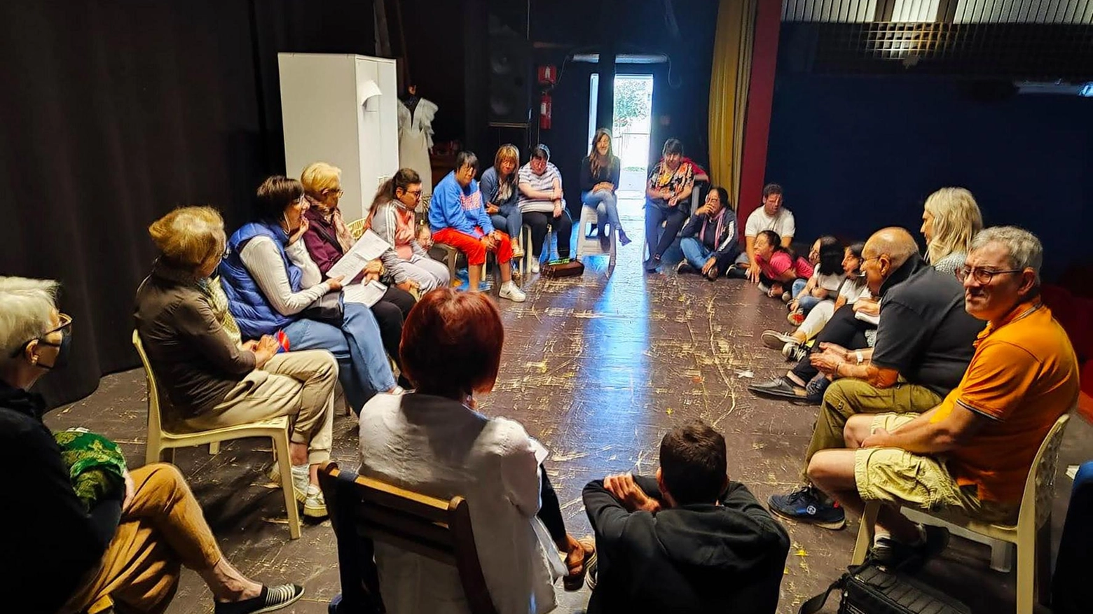 Bollate, la cooperativa sociale Larcobaleno realizza al Teatro la Bolla il progetto “Voci della città“. Disabili e non portano in scena il testo, ispirato al libro a sei mani dedicato alla storia locale . .