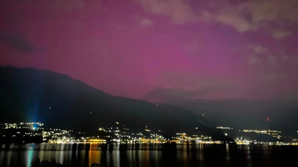 L'aurora boreale sul lago di Como