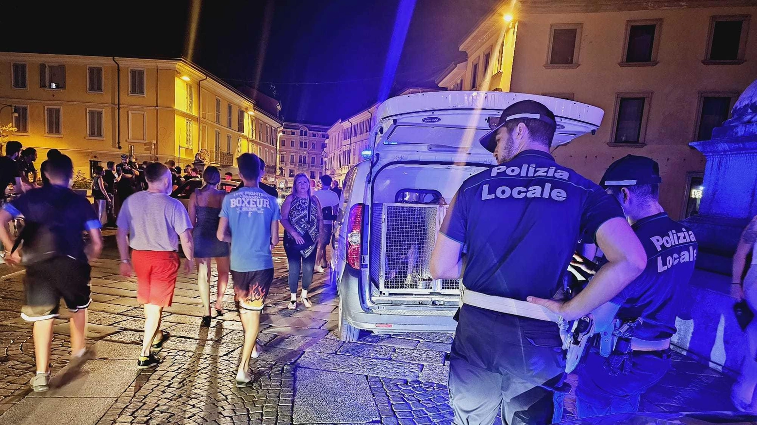 La polizia locale di Monza intensifica i controlli durante i weekend per contrastare il degrado urbano, identificando persone e sequestrando sostanze stupefacenti in varie zone della città.