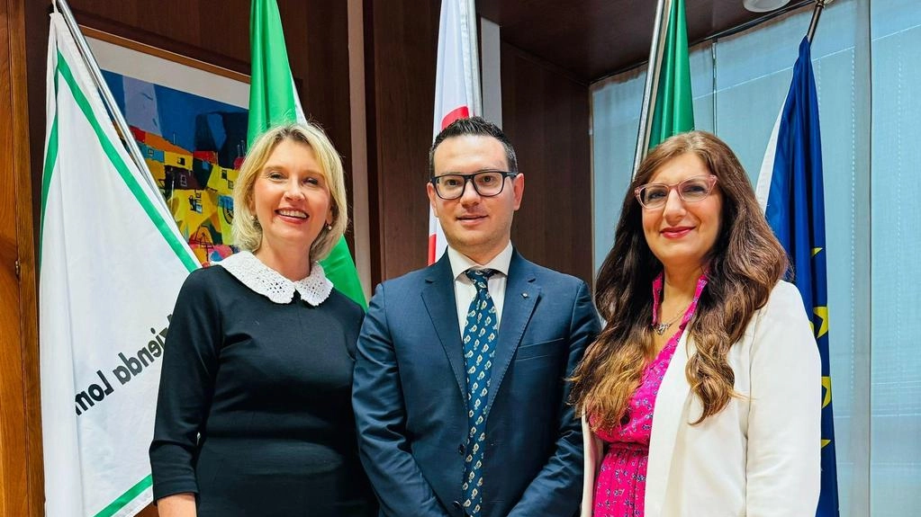 Da sinistra: Ivonne Cosciotti sindaca di Pioltello, Matteo Mognaschi di Aler Milano e Cristina Perazzolo presidente del Consiglio di Rozzano