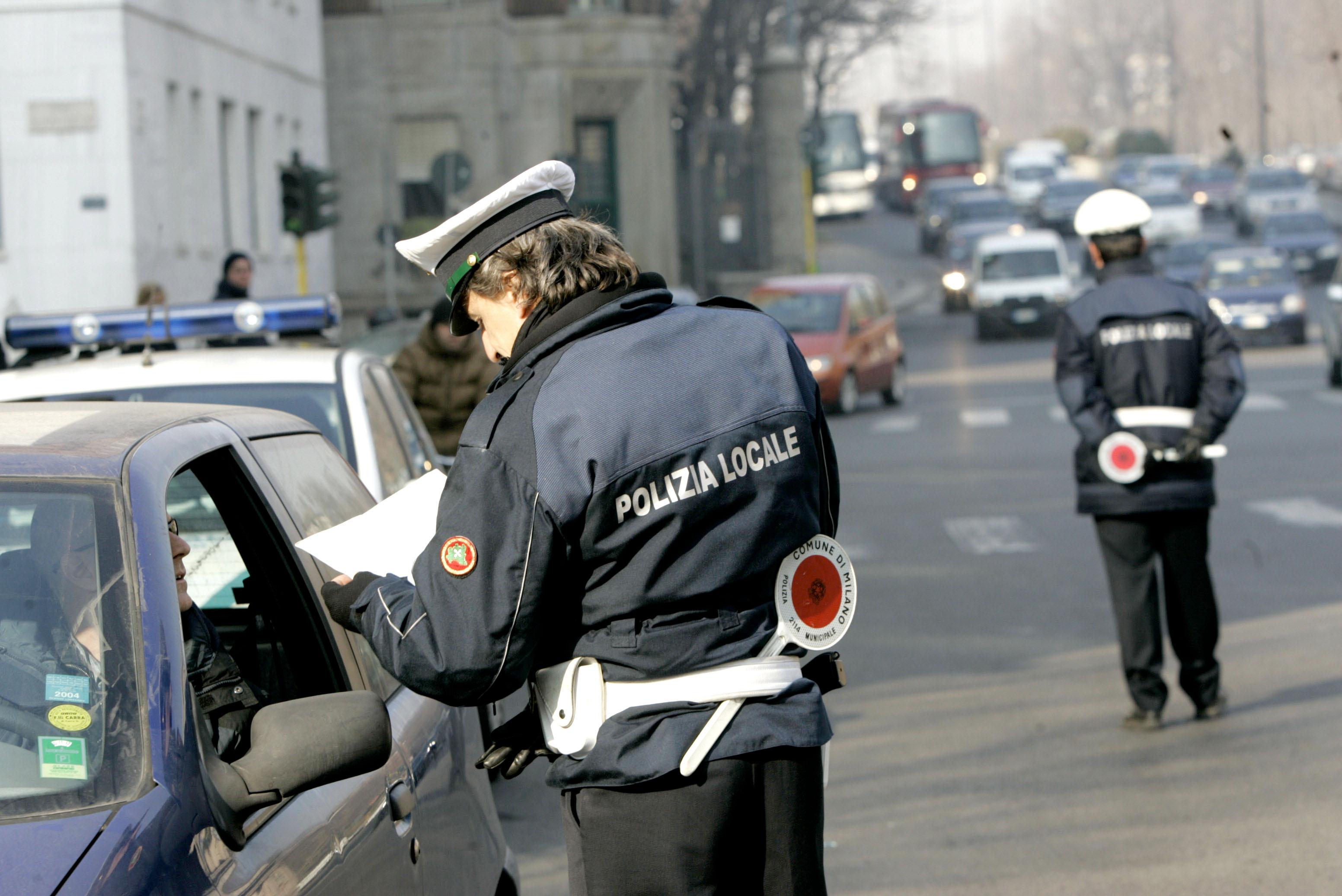 Svolta dei vigili a Milano: nove incroci presidiati e luci delle sirene sempre accese