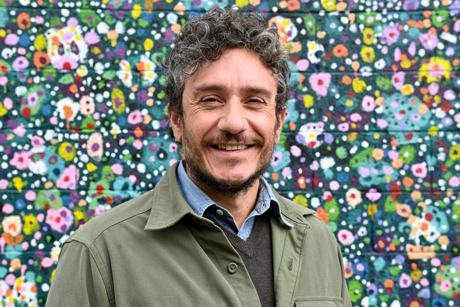 L'artista Gianluca patti davanti al suo murale Respiro