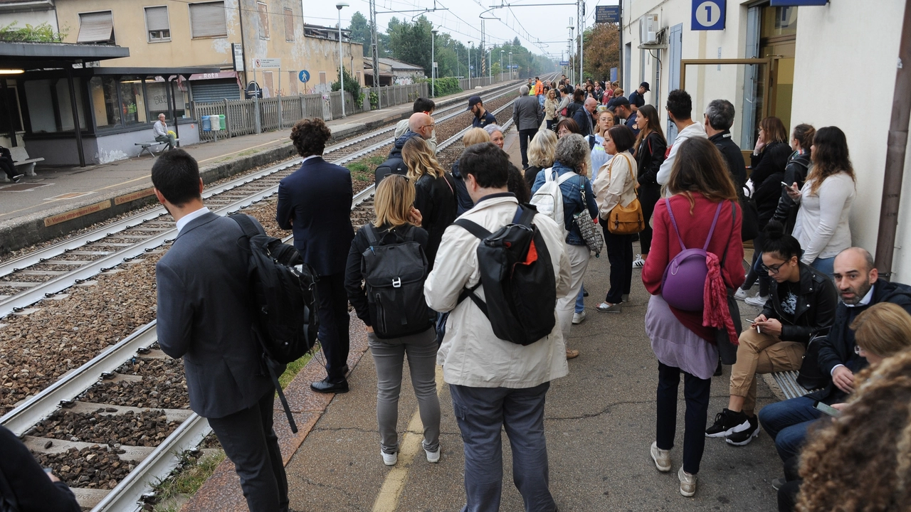 Pendolari in stazione a Legnano