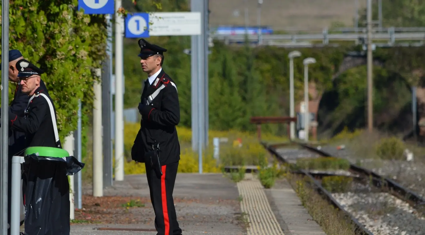 Capotreno presa a schiaffi da passeggero sorpreso a fumare sul Milano-Mortara