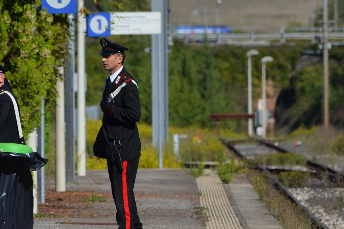 I carabinieri hanno fermato i treni sulla Siena-Chiusi per un’auto in panne