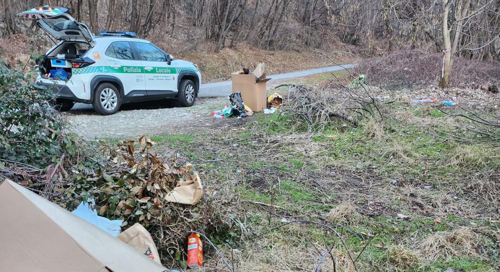 Morterone, getta rifiuti nel bosco ma ci sono documenti col suo nome: identificato