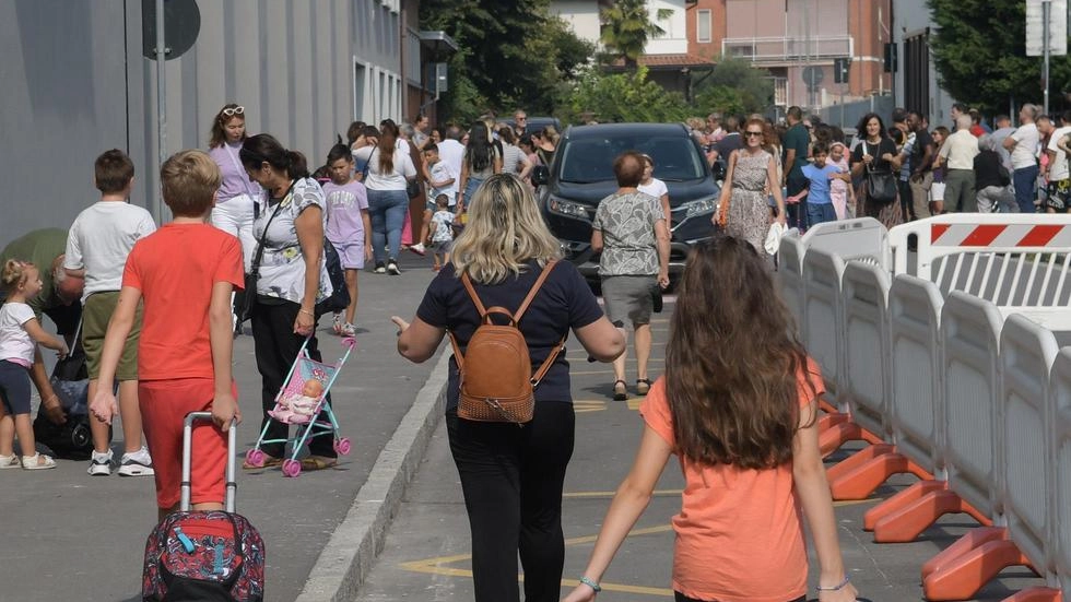 L'ordinanza della polizia locale a Gorgonzola vieta la sosta selvaggia delle auto negli orari di ingresso e uscita delle scuole, promuovendo alternative come la bicicletta e il piedibus per garantire la sicurezza dei bambini.