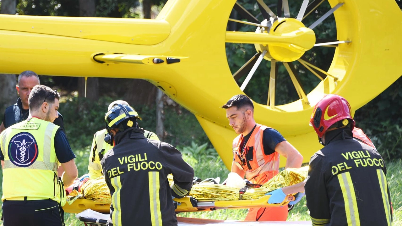 L’eliambulanza con i vigili del fuoco ha trasportato il ferito ai Civili di Brescia