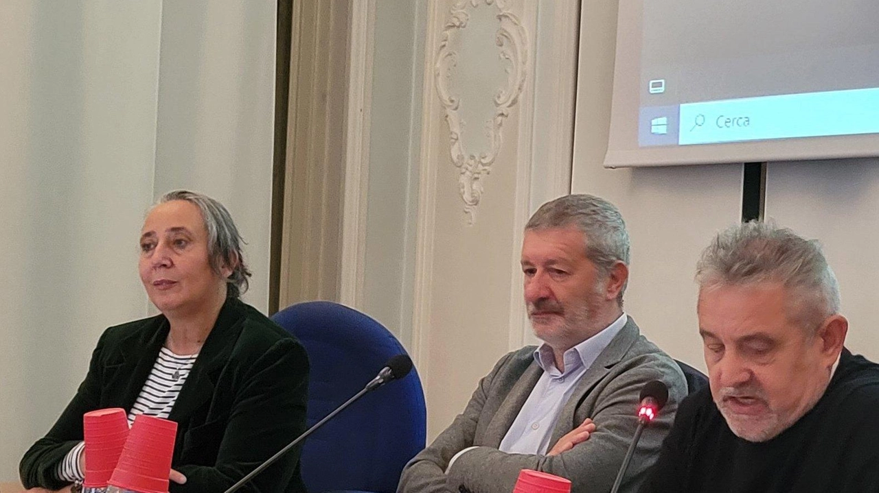 In primo piano il presidente della Provincia Marco Magrini alla presentazione dell’iniziativa promossa con Ufficio scolastico territoriale Università dell’Insubria e Arcigay