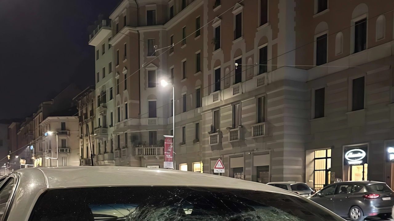 Ha preso a calci e pugni cinque auto parcheggiate lungo via Venini, a due passi da viale Monza, distruggendo in...