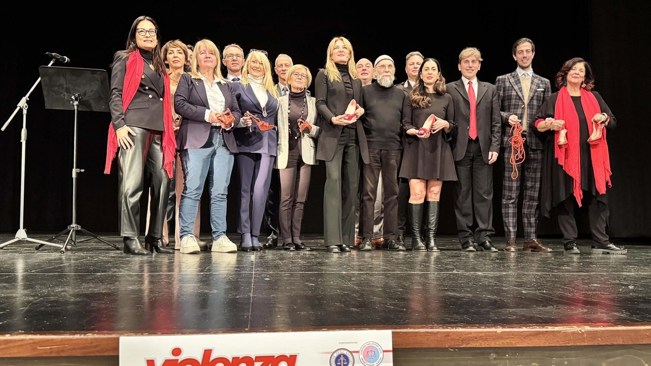 Sondrio, i rappresentanti delle forze dell’ordine in sala hanno offerto importanti spunti di riflessione. Tante le domande agli esperti. Toccanti i due momenti di teatro portati in scena dalla compagnia Cetec .