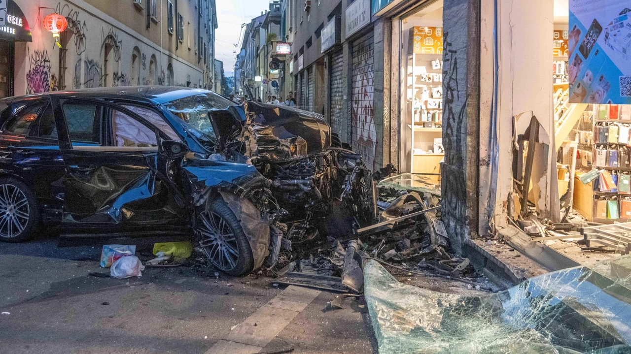 La Porche distrutta nello scontro avvenuto in Chinatown giovedì 1 agosto: nell'incidente hanno perso la vita marito e moglie