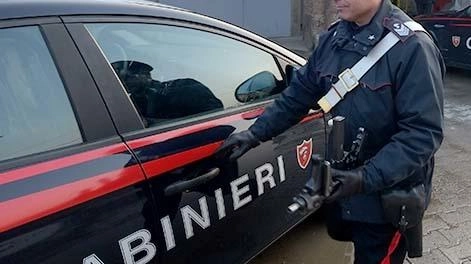 Un uomo di 48 anni è stato denunciato per maltrattamenti nei confronti della fidanzata di 34 anni a Cesano Maderno. I carabinieri sono intervenuti dopo una lite e hanno scoperto episodi di violenza legati alla gelosia dell'uomo. La vittima è stata assistita e indirizzata verso centri antiviolenza locali.