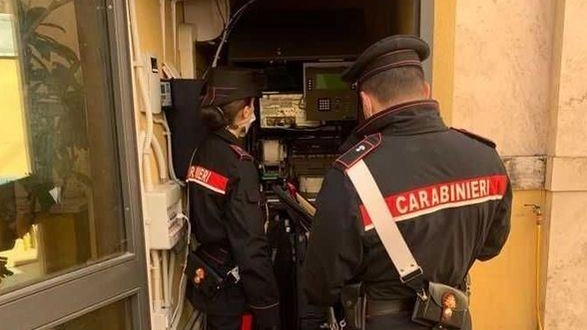 Rilievi dei carabinieri a uno dei tanti bancomat fatti saltare in provincia A creare problemi soprattutto i danni causati agli immobili