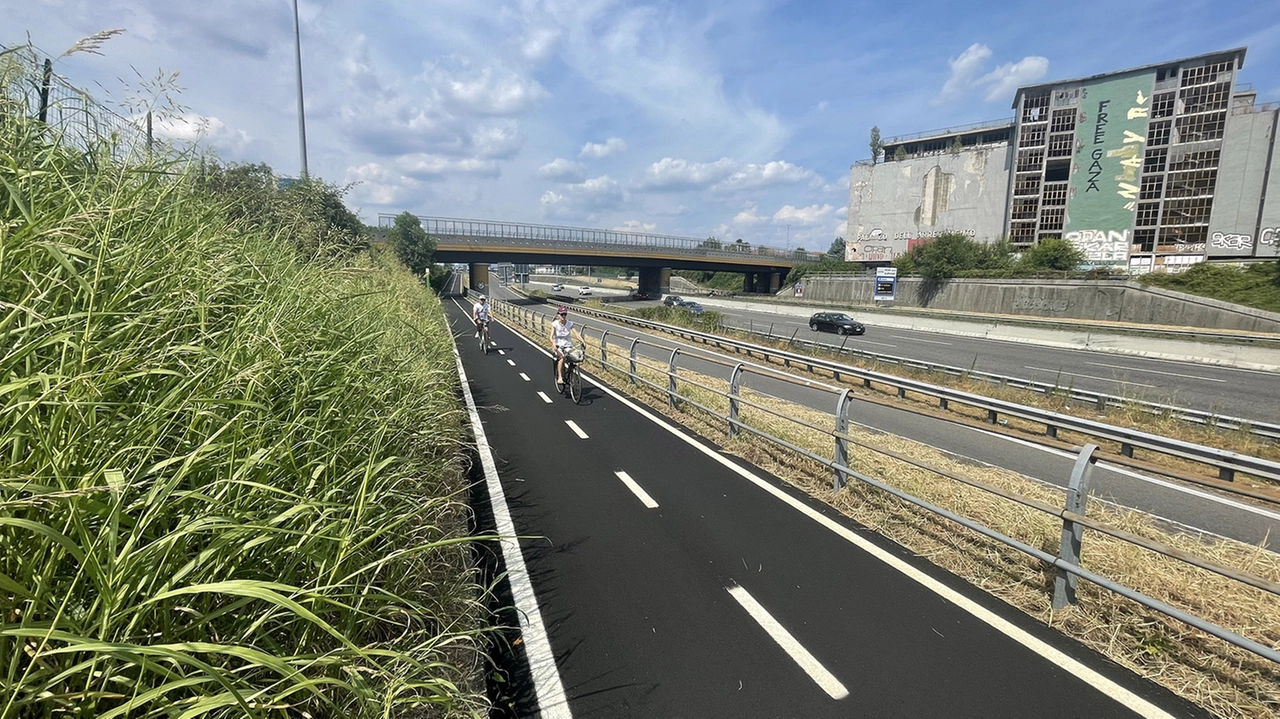 A fianco alla pista ciclabile fra Desio e Giussano si nasconde una terra di nessuno malfrequentata e ridotta a discarica a cielo aperto