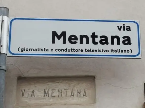 Via Mentana, giornalista e conduttore tv: lo strafalcione sul cartello stradale a Viadana. Il sindaco si scusa: “Caro Enrico, le abbiamo allungato la vita”