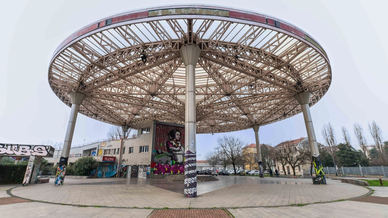 La chiamano "Astronave" per via della forma che ricorda quella di un disco volante. L’enorme tettoia - simbolo della Barona...