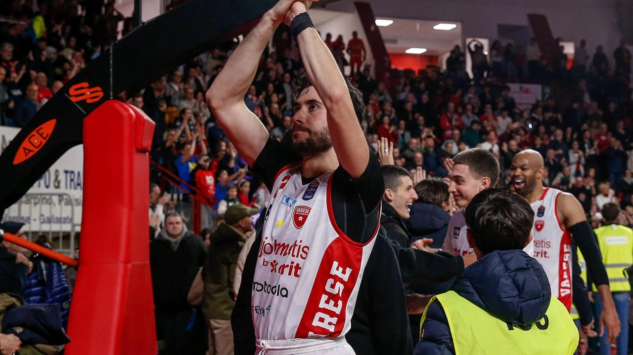 L’ex di turno Davide Alviti fa festa coi tifosi dell’Openjobmetis Varese dopo la vittoria in volata nel derby contro l’Olimpia