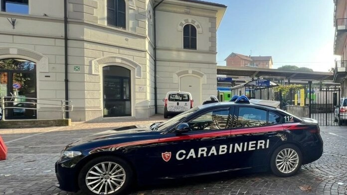 I carabinieri di Monza davanti alla stazione di Seveso (foto carabinieri Monza)