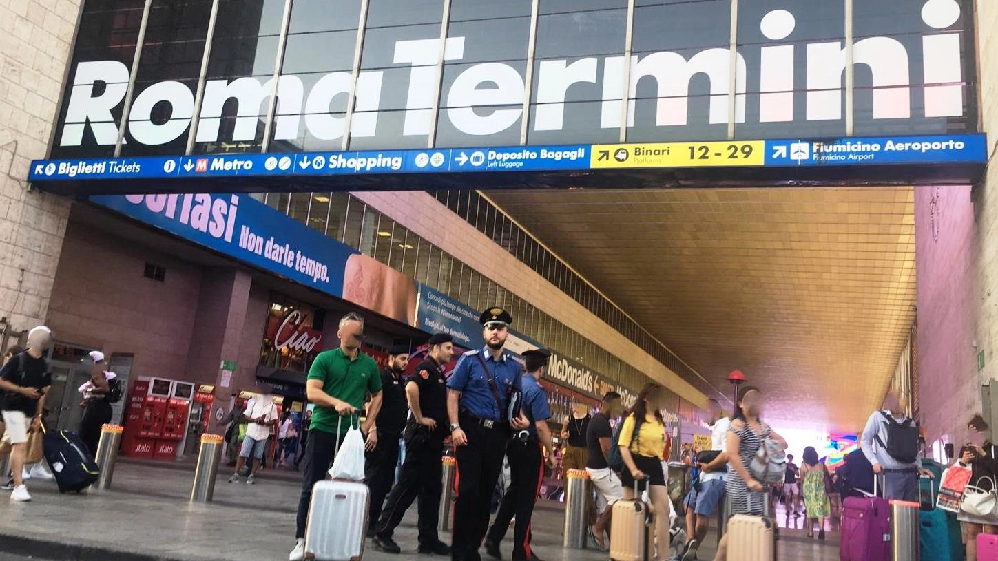 ROMA. CONTROLLI IN ZONA STAZIONE TERMINI, 4 ARRESTATI E 17 DENUNCIATI /FOTO (FOTO 1 di 1)