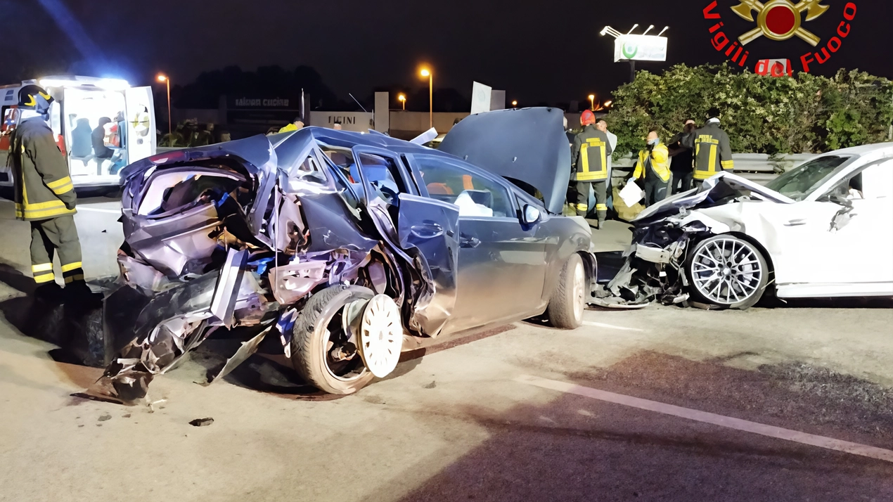 Nuovo incidente sulla Milano-Meda a Cesano Maderno: sei feriti, tra cui una donna di 76 anni. Cause ancora da accertare, viabilità paralizzata. Operazioni in corso per la rimozione dei mezzi.