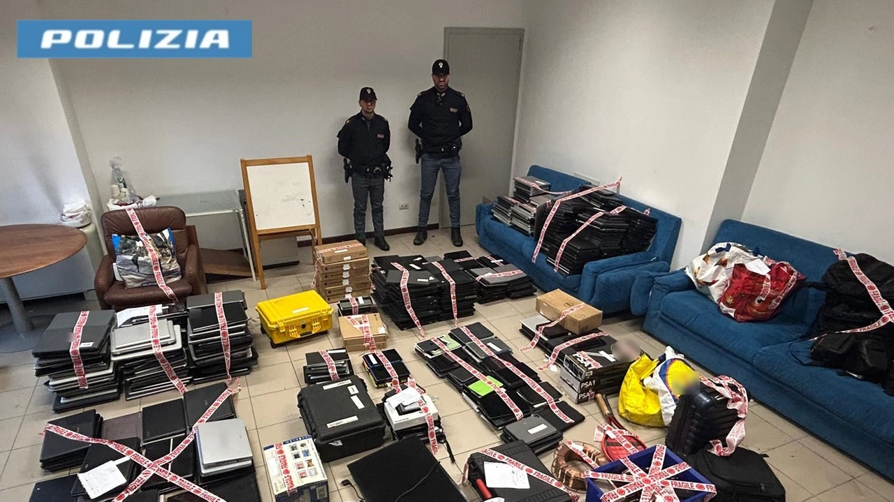 Il materiale sequestrato in una foto della polizia