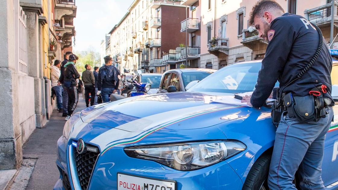 Milano, gli esami all’università non vanno bene: studente 22enne tenta di buttarsi dal balcone