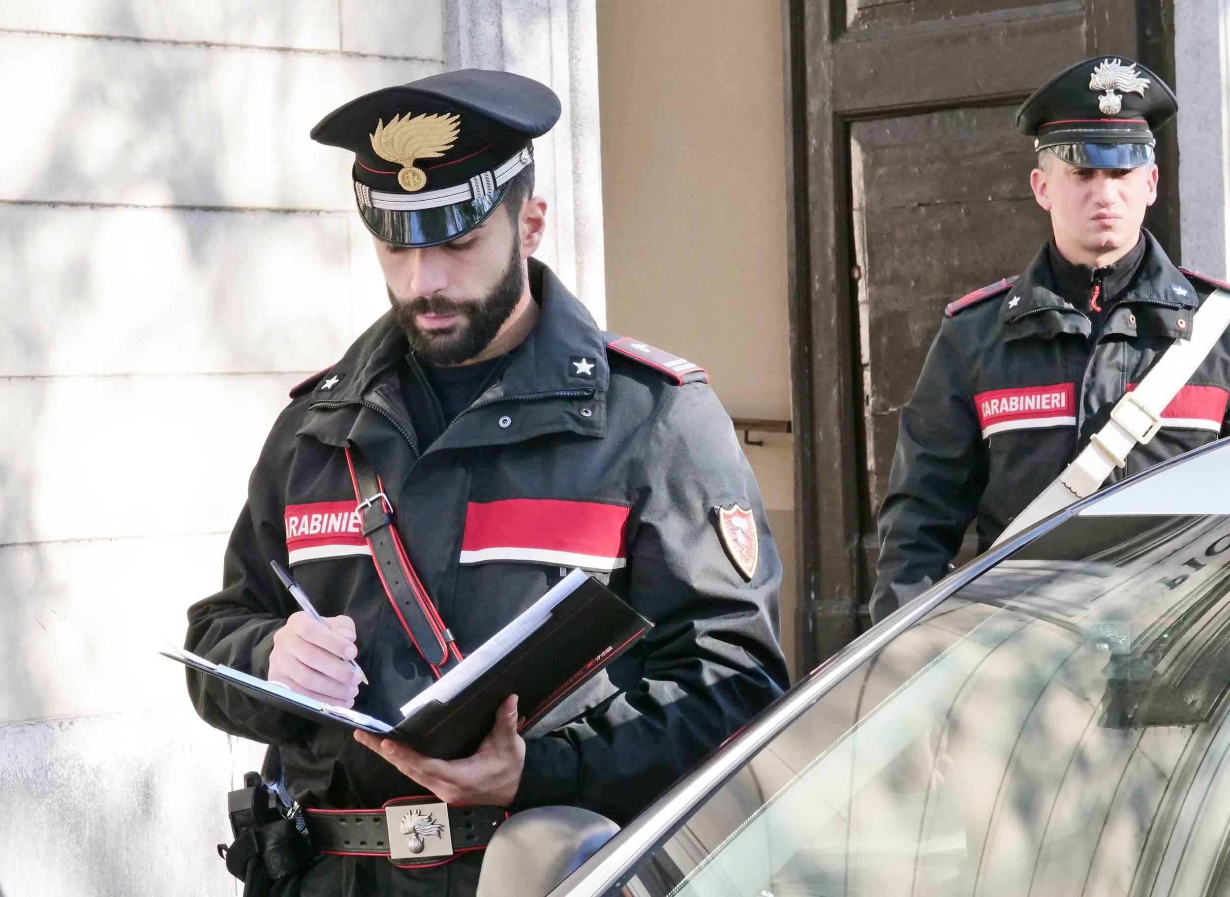 Pavia, ladri entrano di notte al bar tabacchi Città Giardino. Via con soldi e sigarette