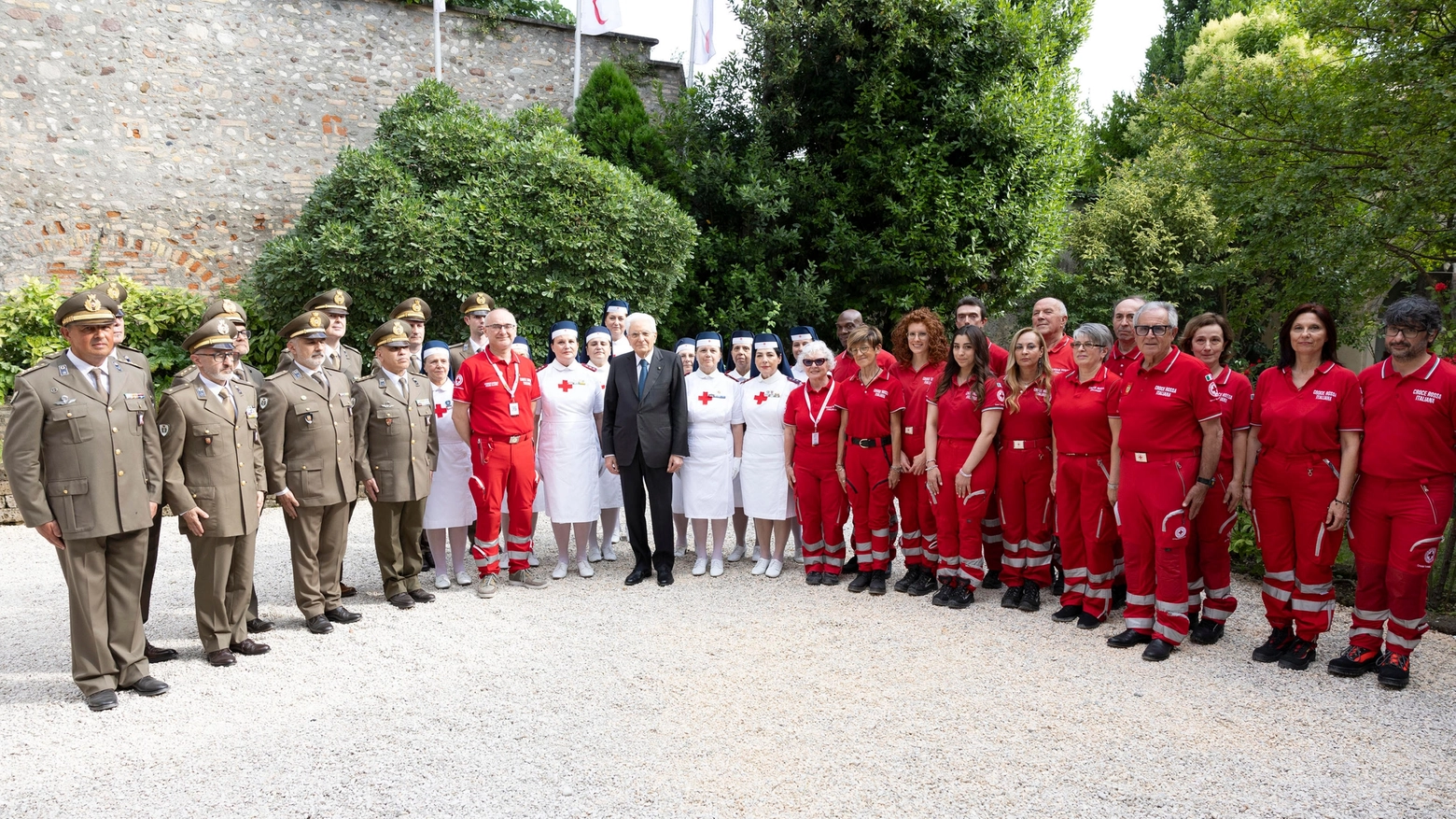 Il Presidente della Repubblica Sergio Mattarella con i volontari della CRI e rappresentanti del corpo militare volontario, in occasione del 160° anniversario, Castiglione delle Stiviere (Mantova)