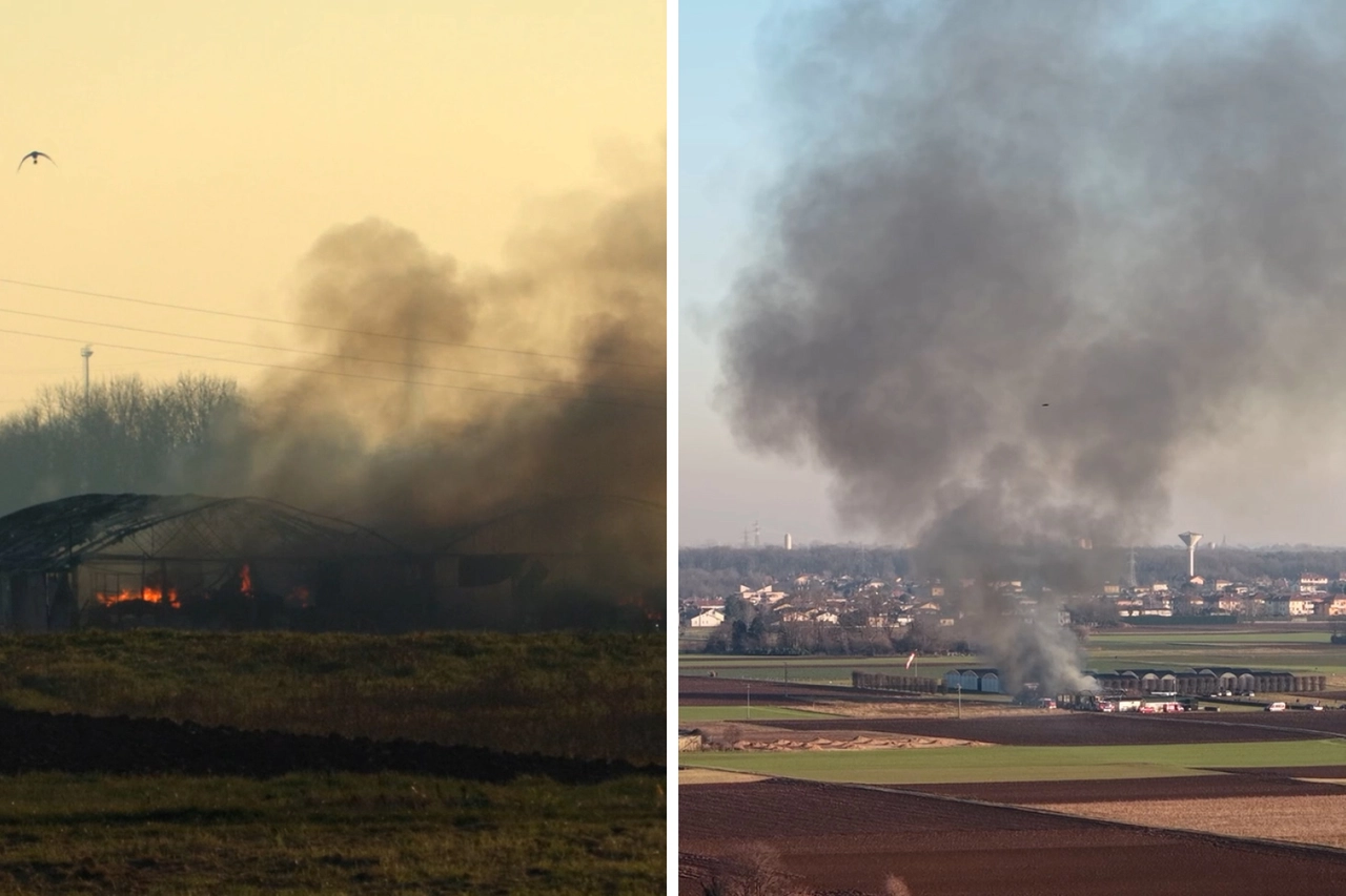 Gli hangar in fiamme del campovolo di Cogliate, in Brianza. A destra, la colonna di fumo visibile da chilometri di distanza