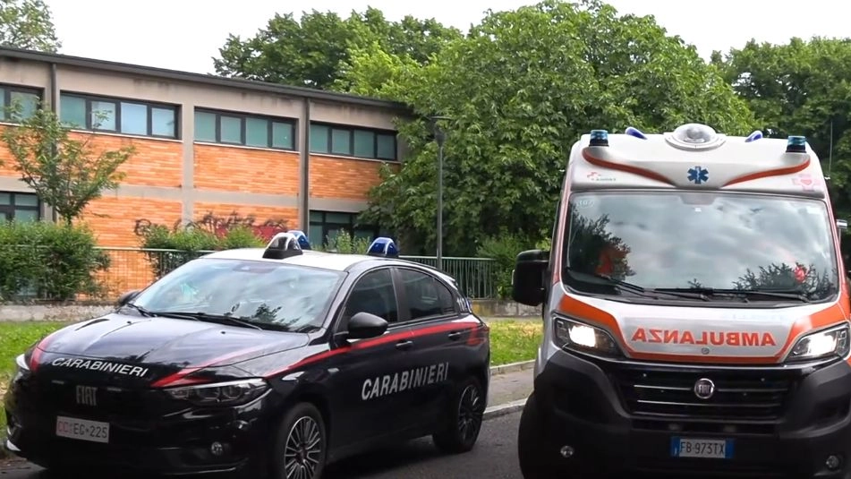 Carabinieri e ambulanza nella scuola di via Lovere (Frame video LocalTeam)