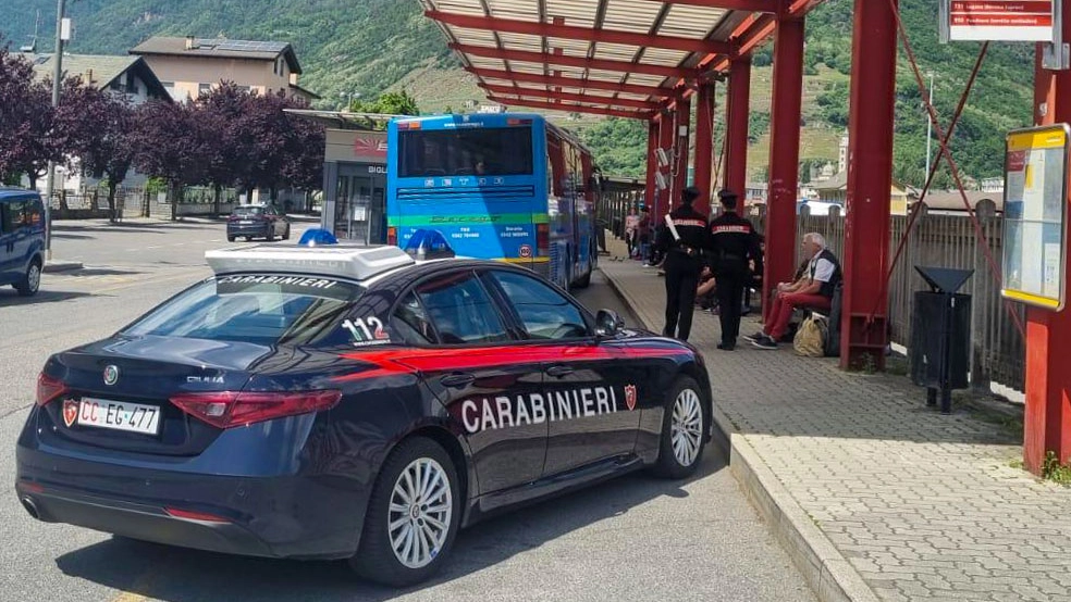 I carabinieri alla fermata degli autobus di Tirano