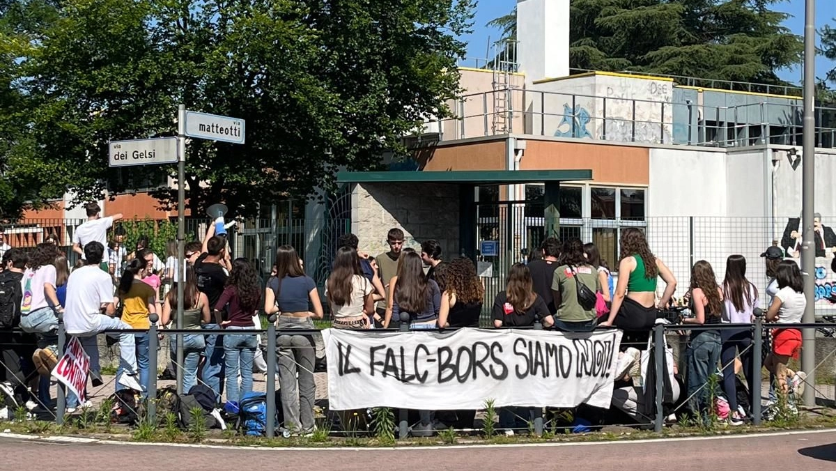 Protesta al liceo Falcone Borsellino Arese.