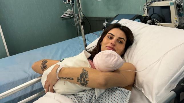 Carolina Stramare e la lettera della madre scomparsa: “Me l’hanno consegnata dopo il parto. Un momento che non scorderò mai”