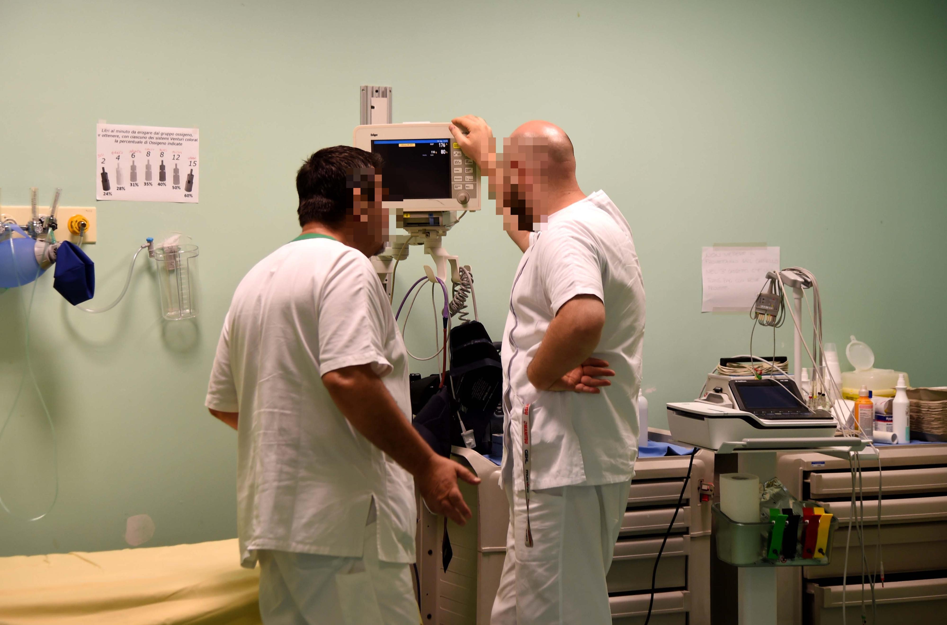 Borgo Mantovano, teme che lo vogliano allontanare dal pronto soccorso: anziano minaccia medico e infermiere